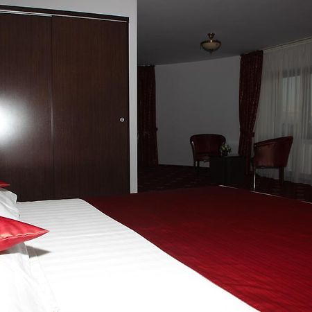 Hotel Royal 2 Urziceni Buitenkant foto