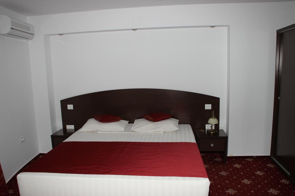 Hotel Royal 2 Urziceni Buitenkant foto