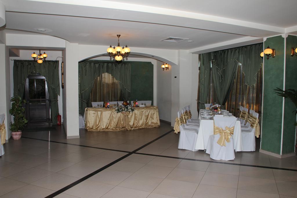 Hotel Royal 2 Urziceni Buitenkant foto