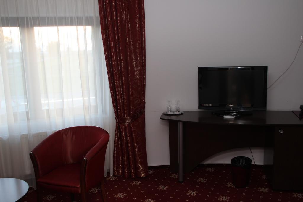 Hotel Royal 2 Urziceni Buitenkant foto