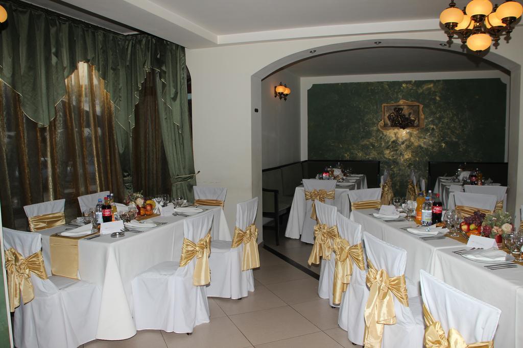 Hotel Royal 2 Urziceni Buitenkant foto