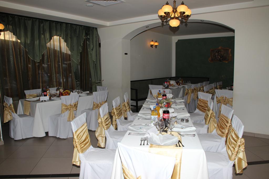 Hotel Royal 2 Urziceni Buitenkant foto