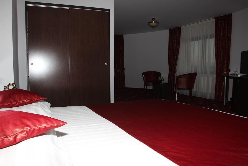 Hotel Royal 2 Urziceni Buitenkant foto